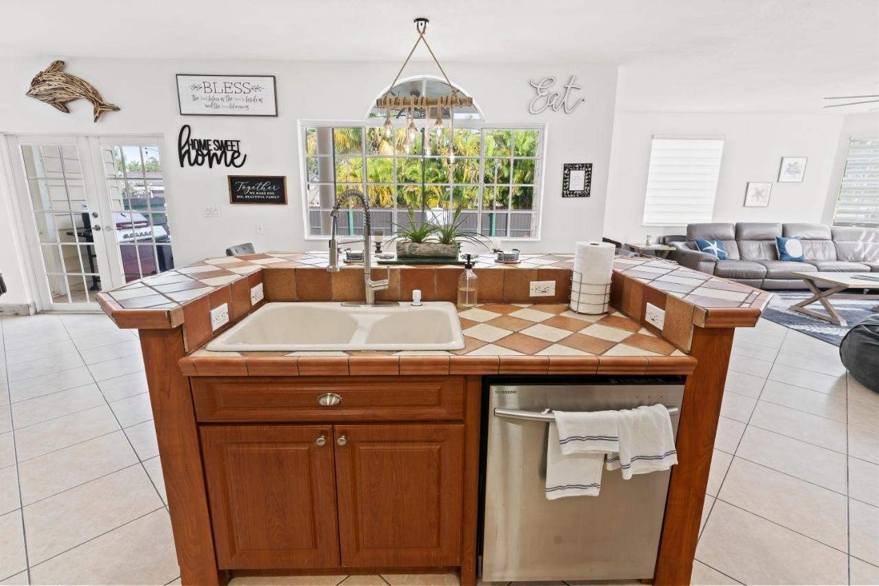 Upscale Mansion In The Heart Of With Pool