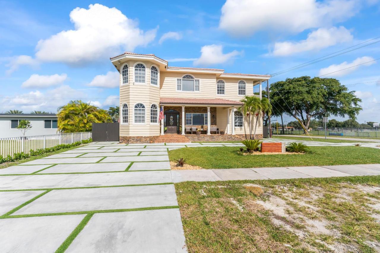 Holiday home Upscale Mansion In The Heart Of With Pool *