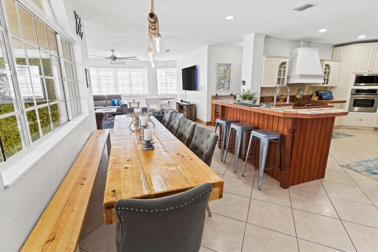 Upscale Mansion In The Heart Of With Pool