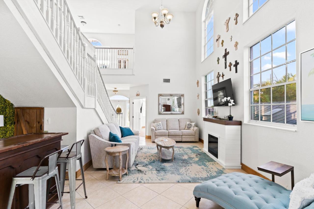 Upscale Mansion In The Heart Of With Pool *