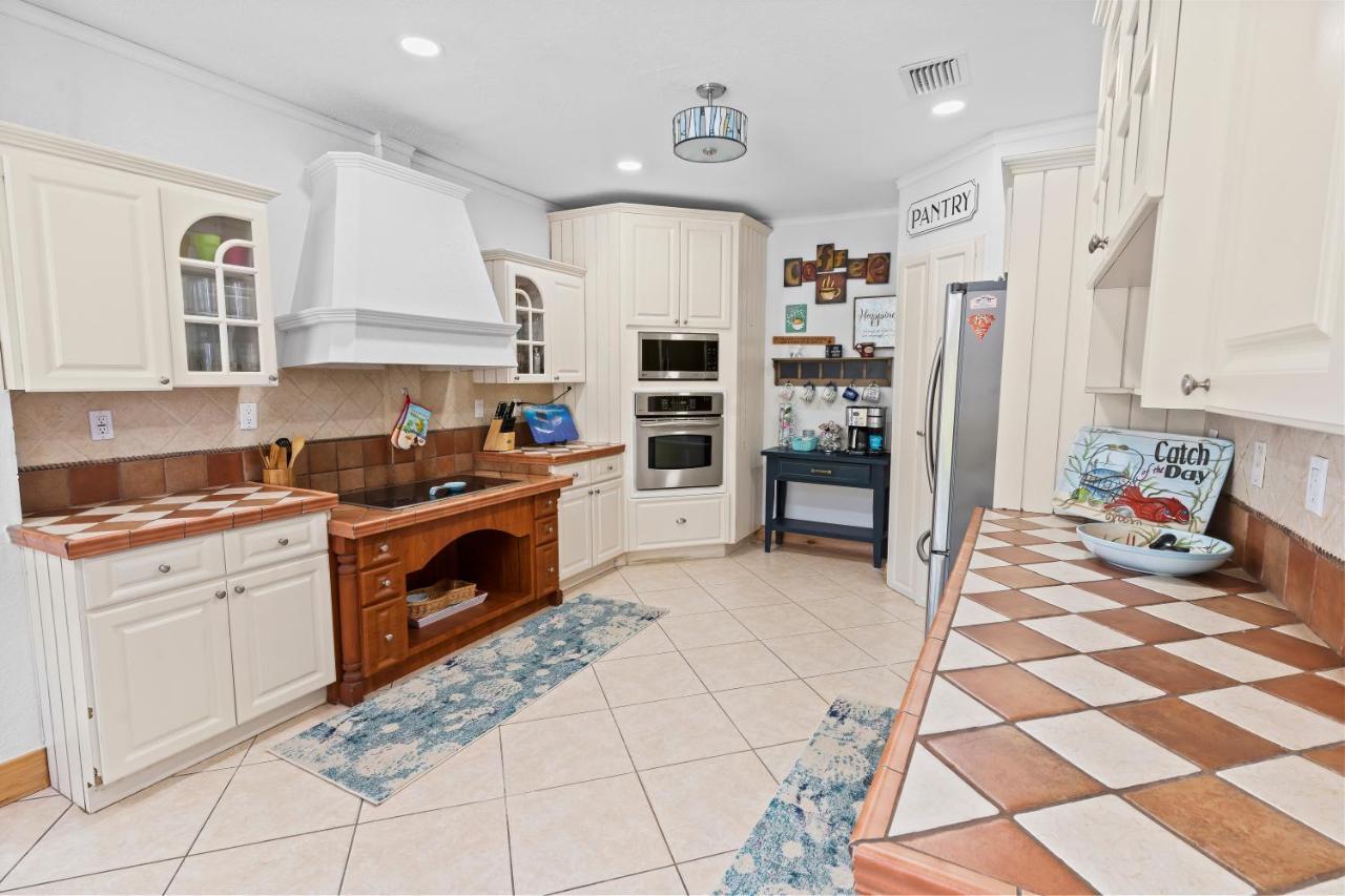 Upscale Mansion In The Heart Of With Pool *