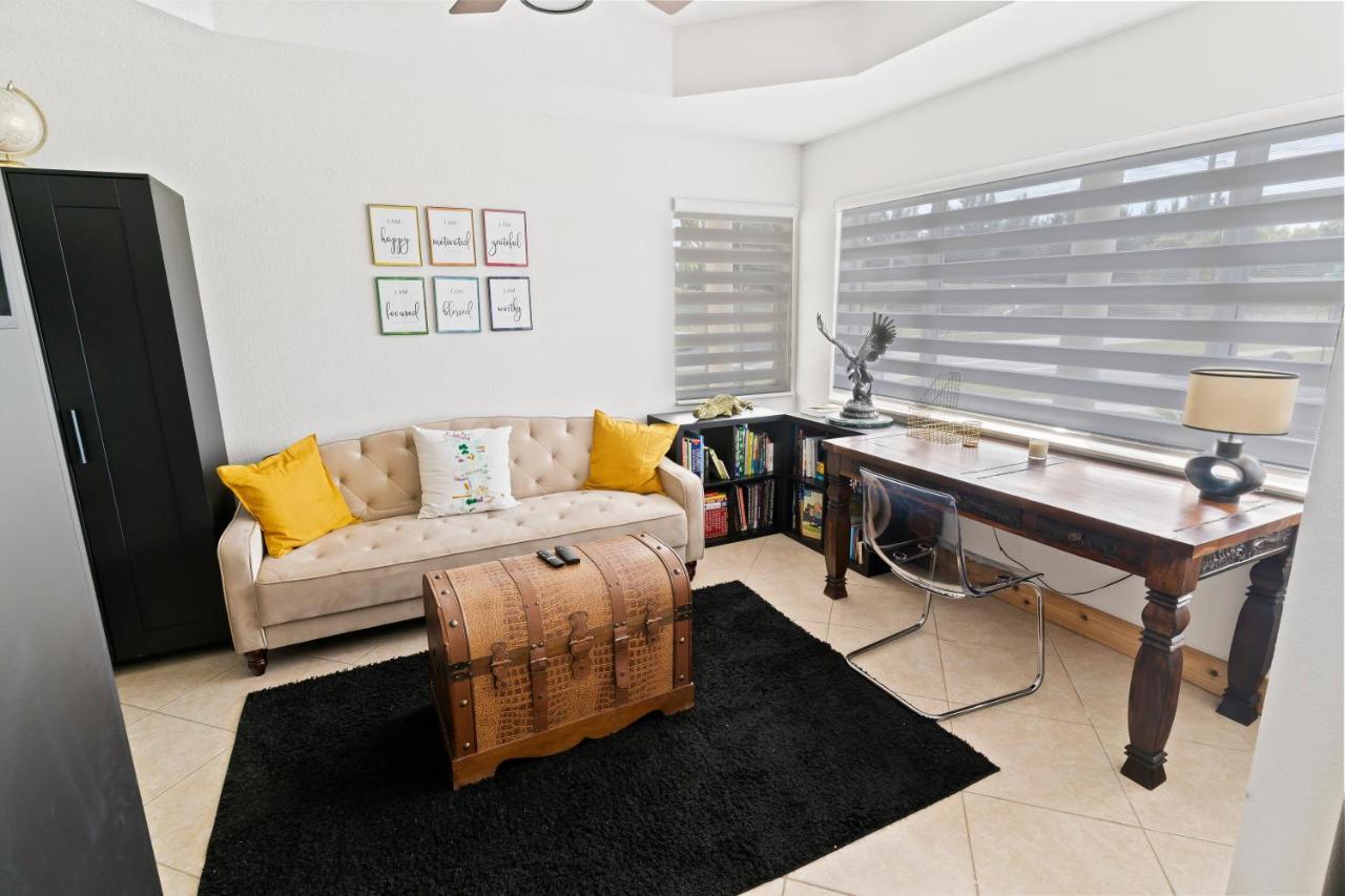 Upscale Mansion In The Heart Of With Pool Holiday home *