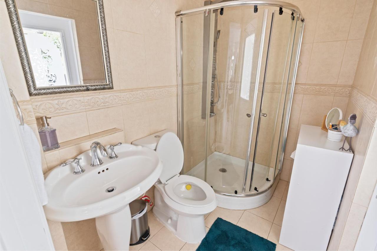 Upscale Mansion In The Heart Of With Pool Holiday home *