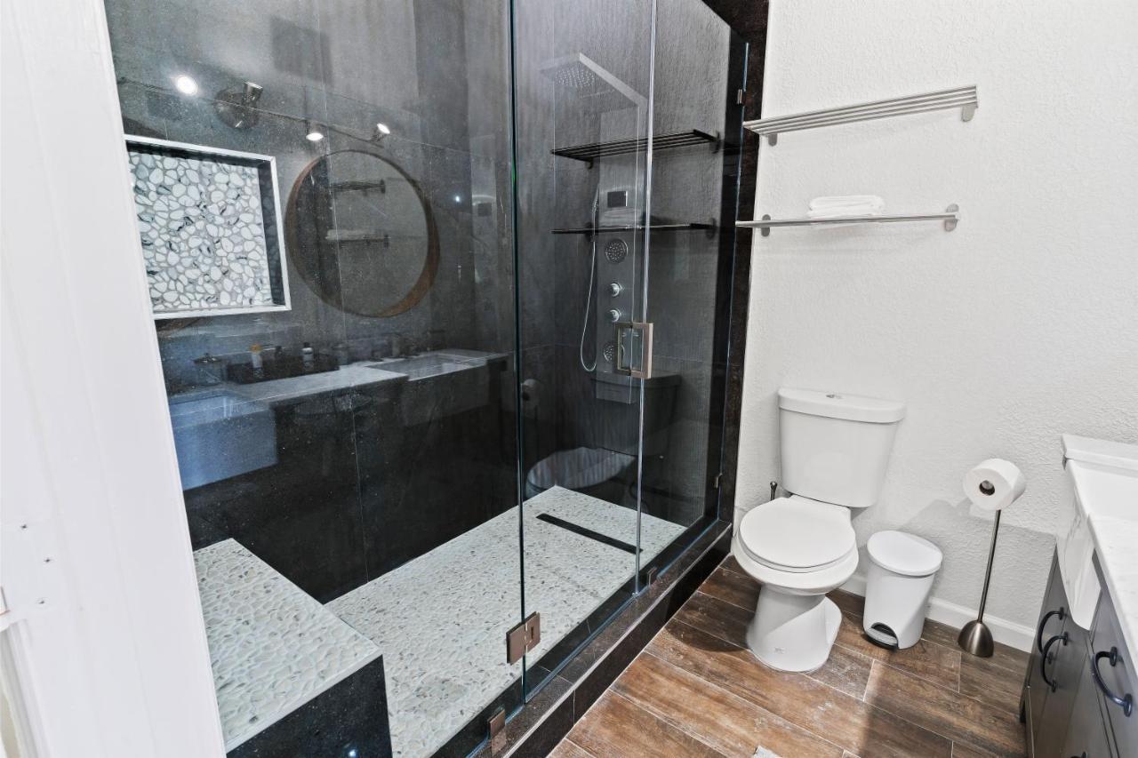 Upscale Mansion In The Heart Of With Pool