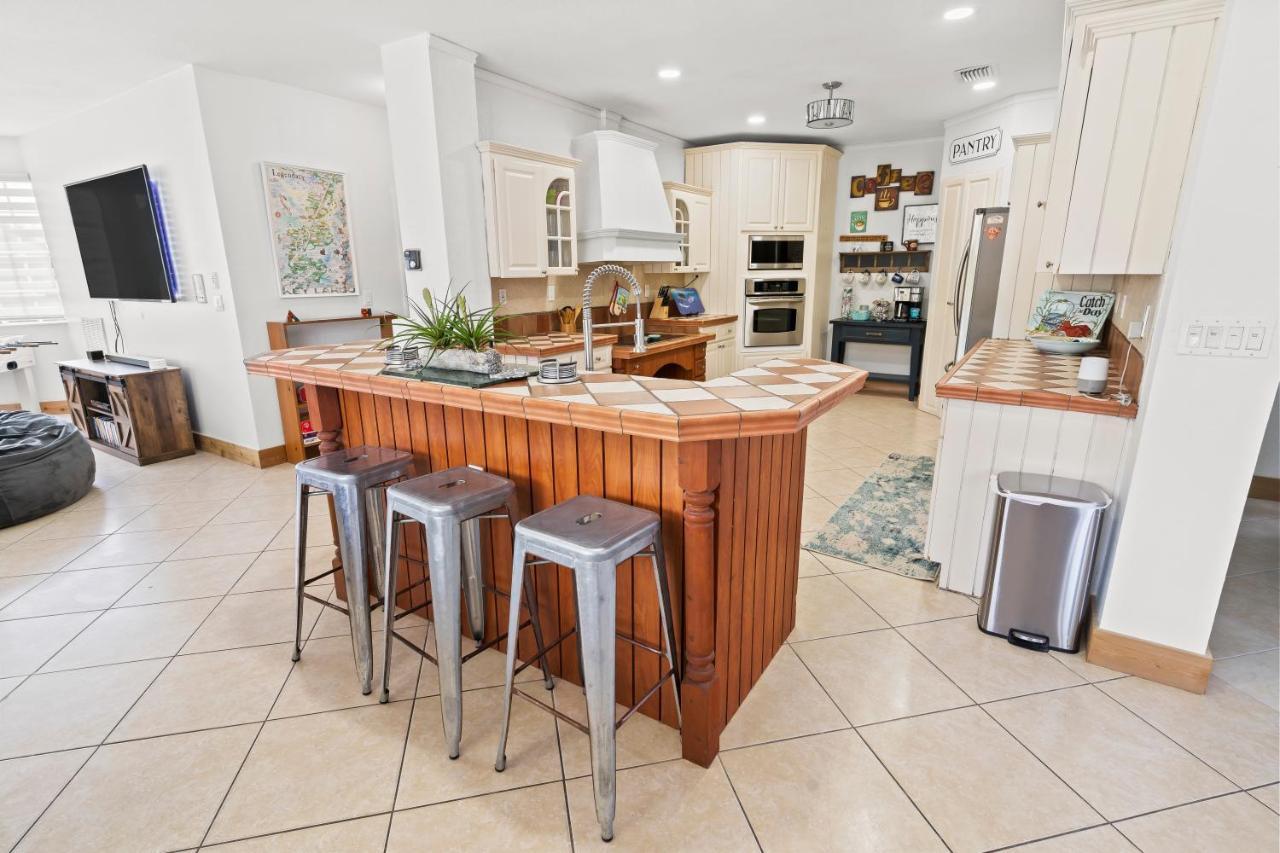 Upscale Mansion In The Heart Of With Pool