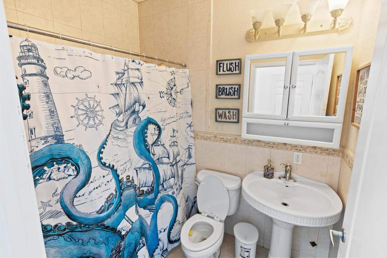 Upscale Mansion In The Heart Of With Pool Holiday home