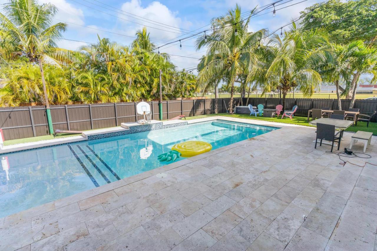 Upscale Mansion In The Heart Of With Pool